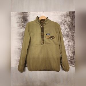 Reversible Patagonia men's camo synchilla snap t fleece.